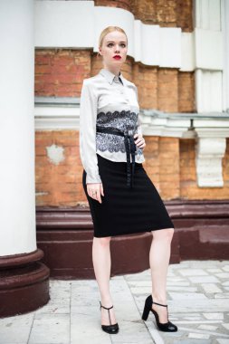 Resmi kıyafetler giyen genç ve güzel iş kadın