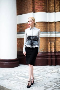 Resmi kıyafetler giyen genç ve güzel iş kadın