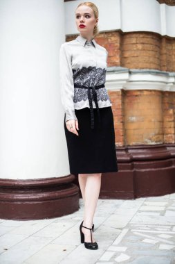 Resmi kıyafetler giyen genç ve güzel iş kadın