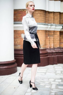 Resmi kıyafetler giyen genç ve güzel iş kadın