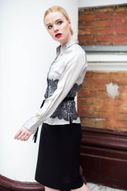 Resmi kıyafetler giyen genç ve güzel iş kadın