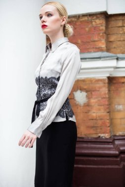 Resmi kıyafetler giyen genç ve güzel iş kadın