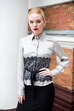 Resmi kıyafetler giyen genç ve güzel iş kadın