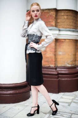 Resmi kıyafetler giyen genç ve güzel iş kadın