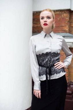 Resmi kıyafetler giyen genç ve güzel iş kadın