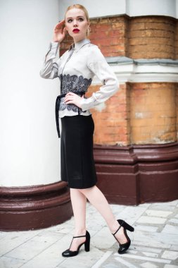 Resmi kıyafetler giyen genç ve güzel iş kadın