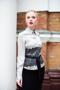 Resmi kıyafetler giyen genç ve güzel iş kadın