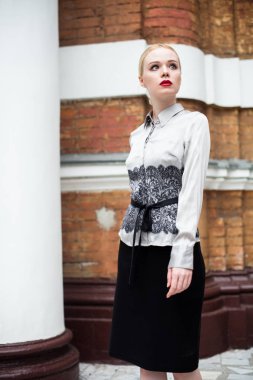 Resmi kıyafetler giyen genç ve güzel iş kadın