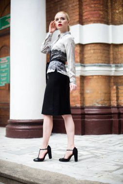 Resmi kıyafetler giyen genç ve güzel iş kadın