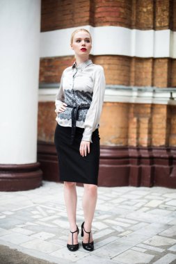 Resmi kıyafetler giyen genç ve güzel iş kadın