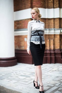 Resmi kıyafetler giyen genç ve güzel iş kadın