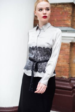 Resmi kıyafetler giyen genç ve güzel iş kadın