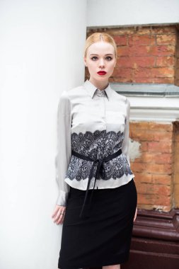 Resmi kıyafetler giyen genç ve güzel iş kadın