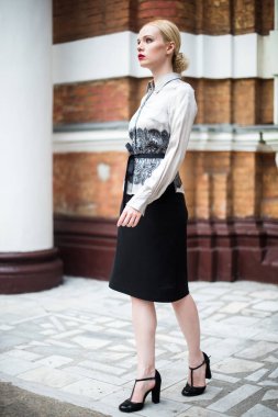 Resmi kıyafetler giyen genç ve güzel iş kadın