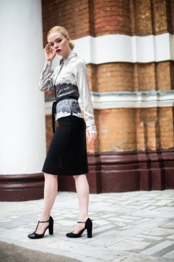 Resmi kıyafetler giyen genç ve güzel iş kadın