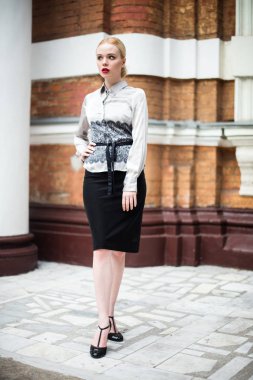 Resmi kıyafetler giyen genç ve güzel iş kadın