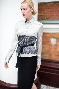 Resmi kıyafetler giyen genç ve güzel iş kadın