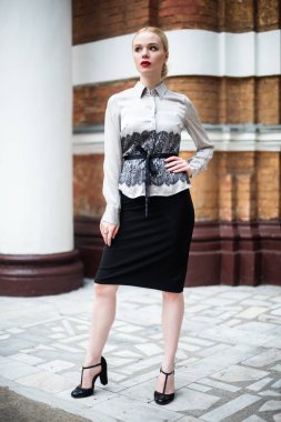 Resmi kıyafetler giyen genç ve güzel iş kadın