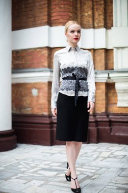 Resmi kıyafetler giyen genç ve güzel iş kadın