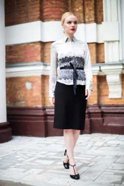 Resmi kıyafetler giyen genç ve güzel iş kadın