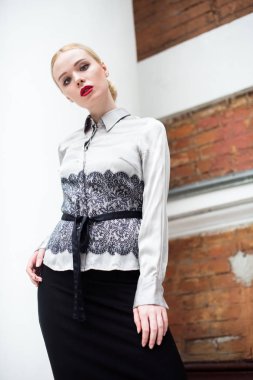 Resmi kıyafetler giyen genç ve güzel iş kadın