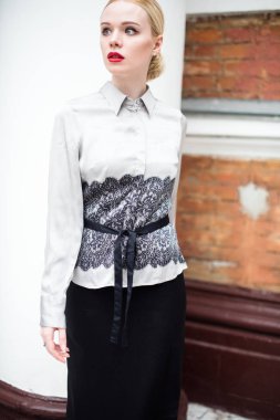 Resmi kıyafetler giyen genç ve güzel iş kadın