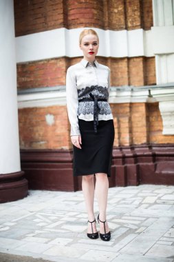 Resmi kıyafetler giyen genç ve güzel iş kadın