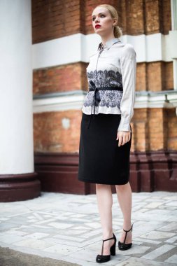 Resmi kıyafetler giyen genç ve güzel iş kadın