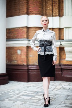 Resmi kıyafetler giyen genç ve güzel iş kadın