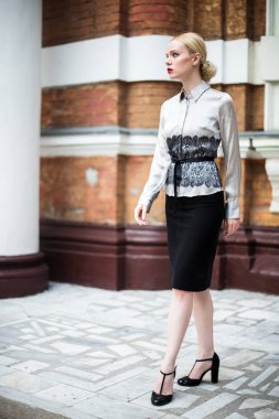 Resmi kıyafetler giyen genç ve güzel iş kadın