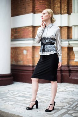 Resmi kıyafetler giyen genç ve güzel iş kadın