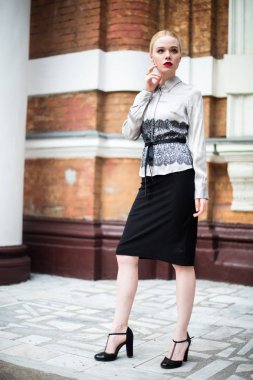 Resmi kıyafetler giyen genç ve güzel iş kadın