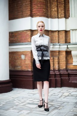 Resmi kıyafetler giyen genç ve güzel iş kadın