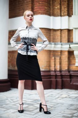 Resmi kıyafetler giyen genç ve güzel iş kadın