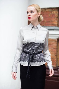 Resmi kıyafetler giyen genç ve güzel iş kadın