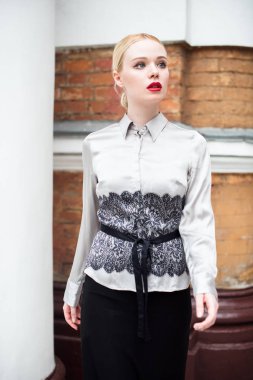 Resmi kıyafetler giyen genç ve güzel iş kadın