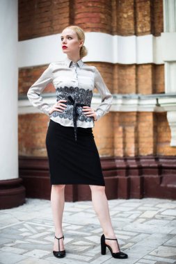 Resmi kıyafetler giyen genç ve güzel iş kadın