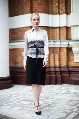 Resmi kıyafetler giyen genç ve güzel iş kadın