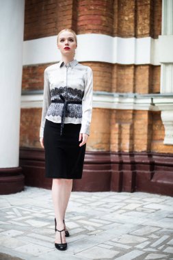 Resmi kıyafetler giyen genç ve güzel iş kadın