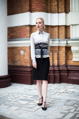 Resmi kıyafetler giyen genç ve güzel iş kadın