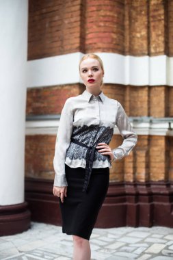 Resmi kıyafetler giyen genç ve güzel iş kadın