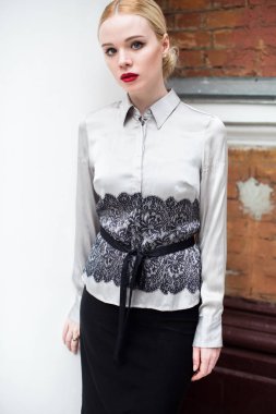 Resmi kıyafetler giyen genç ve güzel iş kadın