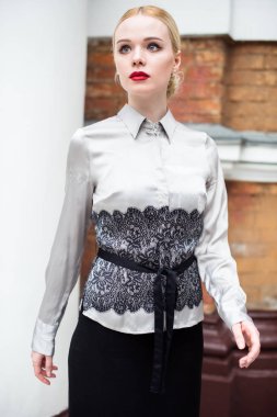 Resmi kıyafetler giyen genç ve güzel iş kadın