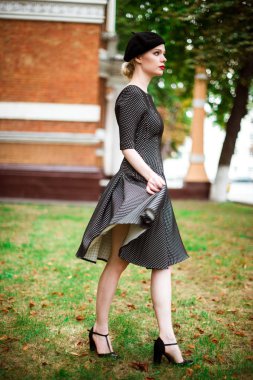 Bir elbise ve bere açık havada güzel çekici sarışın kız