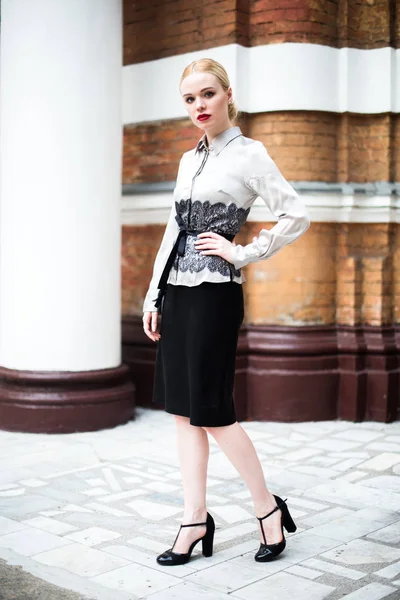 Resmi kıyafetler giyen genç ve güzel iş kadın