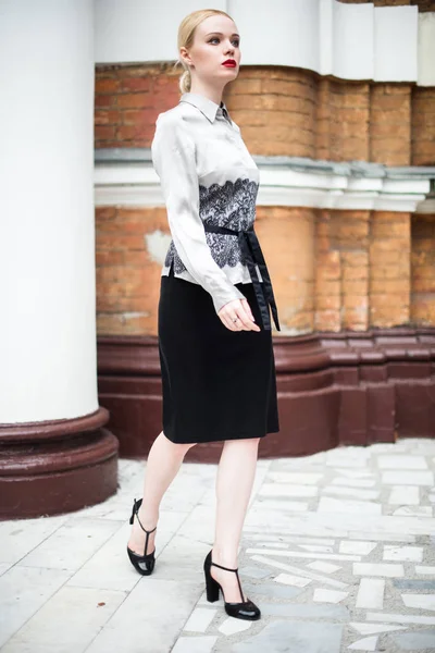 Resmi kıyafetler giyen genç ve güzel iş kadın