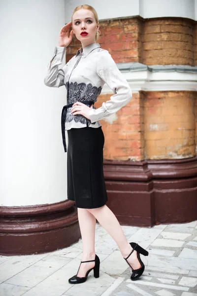 Resmi kıyafetler giyen genç ve güzel iş kadın