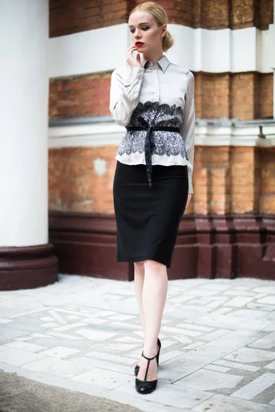 Resmi kıyafetler giyen genç ve güzel iş kadın