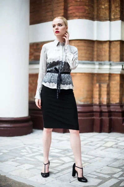 Resmi kıyafetler giyen genç ve güzel iş kadın