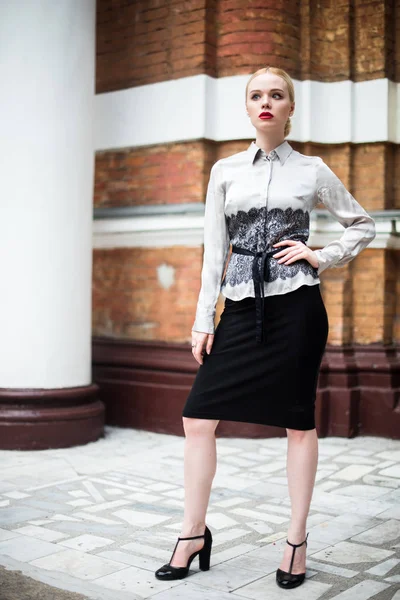 Mulher de negócios muito jovem vestindo roupas formais — Fotografia de Stock